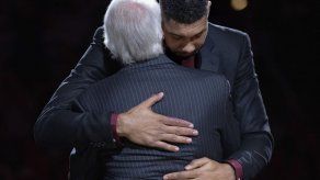 Spurs rinden homenaje a Duncan y vencen a Pelicans