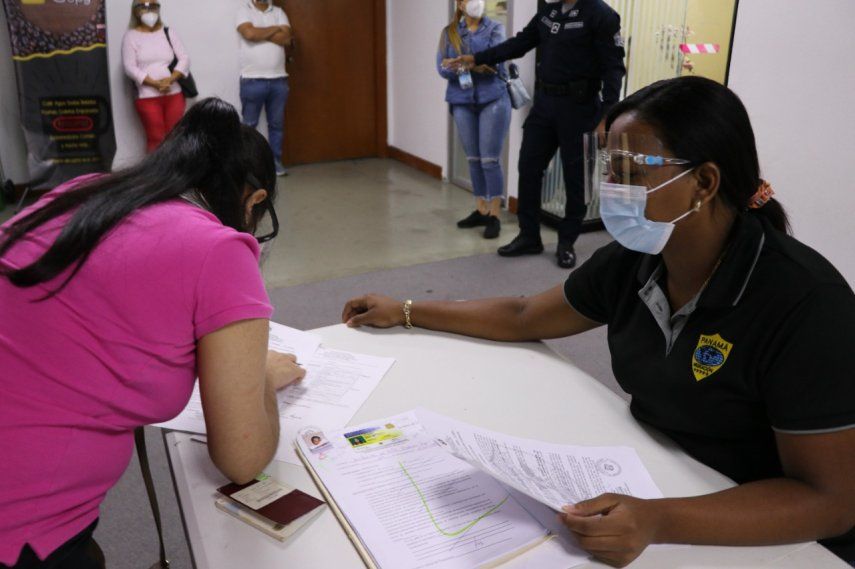 Migración explica que el horario extendido se da con el propósito de evitar aglomeraciones y para reforzar el cumplimiento de las medidas de bioseguridad.