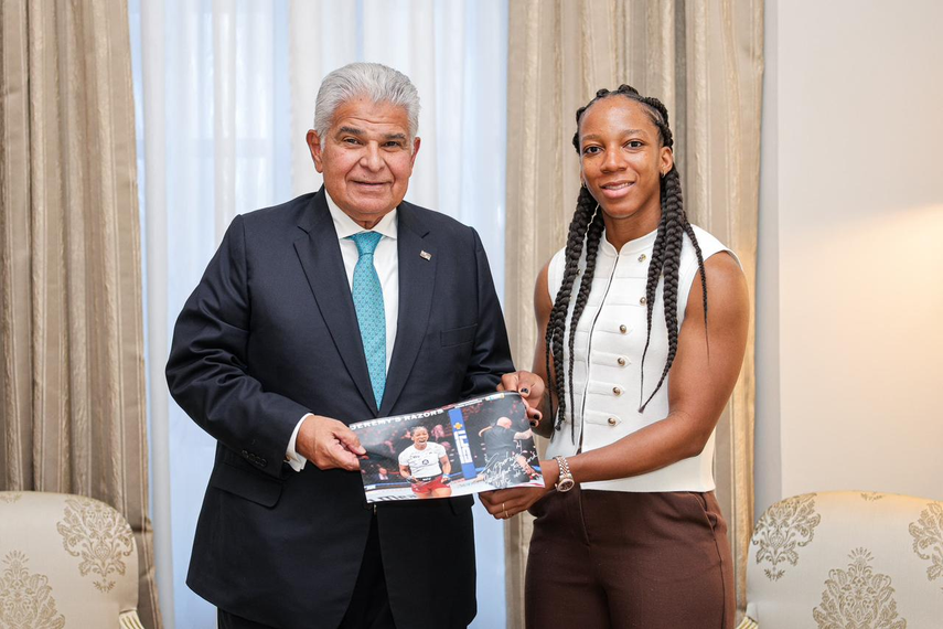 La deportista Joselyne Edwards es recibida el presidente José Raúl Mulino en el Palacio de Las Garzas.