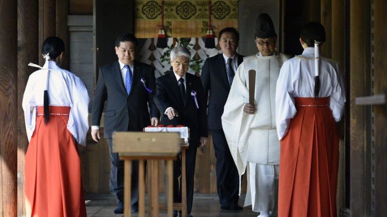 Alto cargo del gobierno japonés visita controvertido santuario de Yasukuni