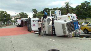 Camión articulado se accidentó en la rotonda de Albrook