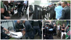 Forcejeos entre antimotines y miembros de CD que esperan salida de exministra Cortés Forcejeos entre antimotines y miembros de CD que esperan salida de exministra Cortés