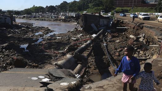 El presidente Cyril Ramaphosa convocó a una reunión de emergencia del Gabinete para declarar que las inundaciones son un desastre nacional y así poder liberar fondos para ayudar a reparar los daños