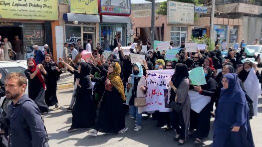 Talibanes disparan al aire para dispersar una manifestación de mujeres en Kabul
