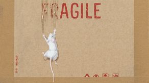 La obra representa un ratón blanco con las pezuñas que rasgan un cartón con la inscripción Frágil.