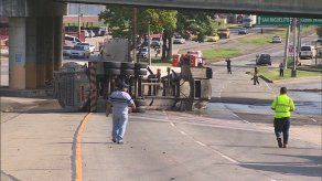 Camión cisterna se vuelca en Tumba Muerto Camión cisterna se vuelca en Tumba Muerto