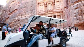 Los turistas extranjeros pagan 25 dinares (35 dólares) y los jordanos 15 dinares por el viaje de ida y vuelta entre el centro de visitantes y el sitio arqueológico en Petra.