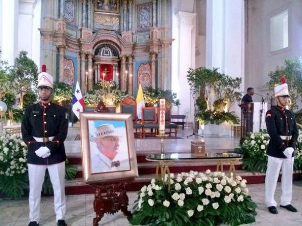 Panameños despiden con Funeral de Estado a excontralor Rubén Darío Carles