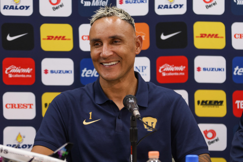 Keylor Navas fue presentando por los Pumas de México.