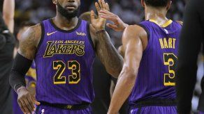 LeBron se lesiona ingle pero Lakers apalean a Warriors