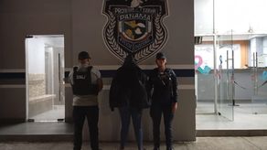 Unidades de la Policía Nacional junto a uno de los seis capturados.