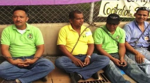 Taxistas veragüenses se encadenan en la Gobernación de Veraguas