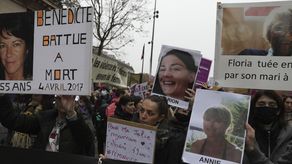 Los activistas han exhortado al gobierno del presidente Emmanuel Macron a dedicar 1.000 millones de euros cada año para luchar contra la violencia hacia las mujeres.