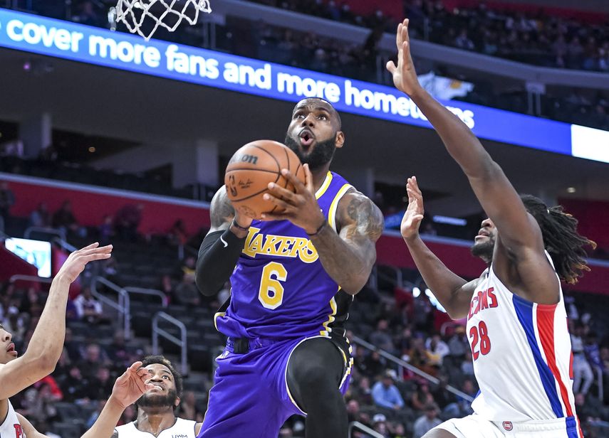 LeBron James e Isaiah Stewart.