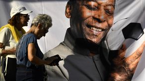 Pelé será enterrado el martes en la ciudad en la que creció, se hizo famoso y ayudó a convertir en la capital mundial del fútbol.
