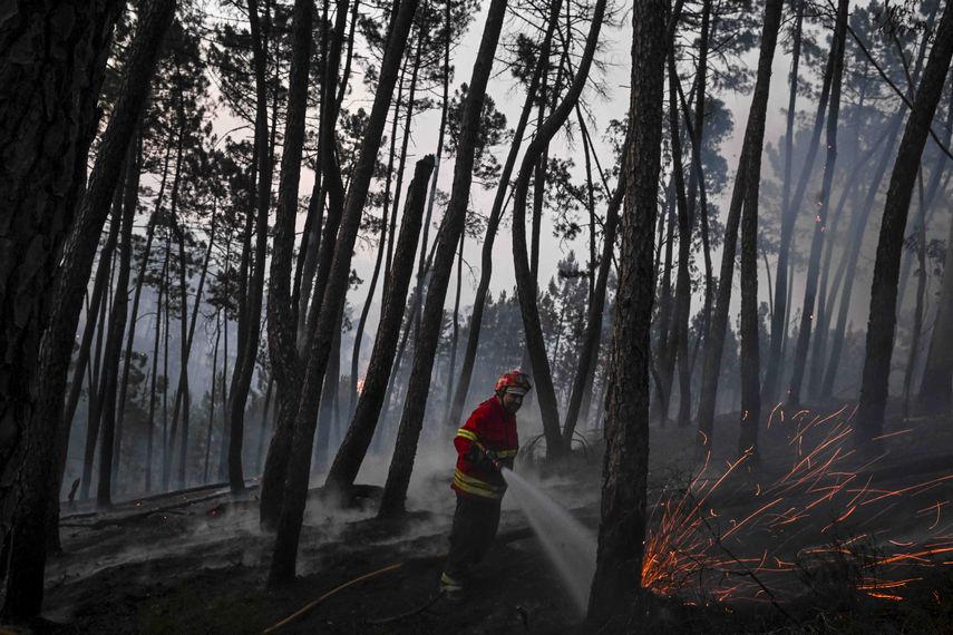 Un bombero trabaja para extinguir un incendio forestal en Portugal.