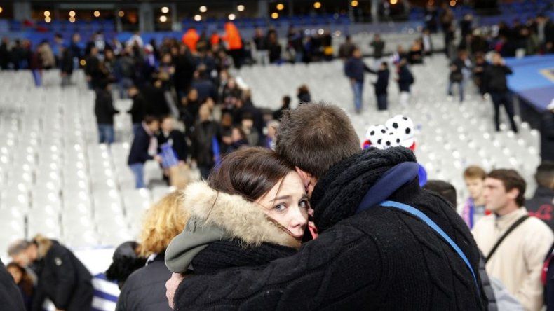 En pie partido de Francia en Inglaterra a pesar de ataques