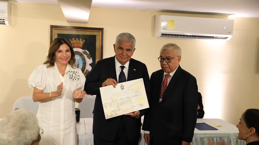 Presidente&nbsp;Mulino recibe reconocimiento por sus méritos intelectuales
