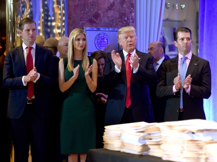 Donald Trump junto a sus hijos Eric