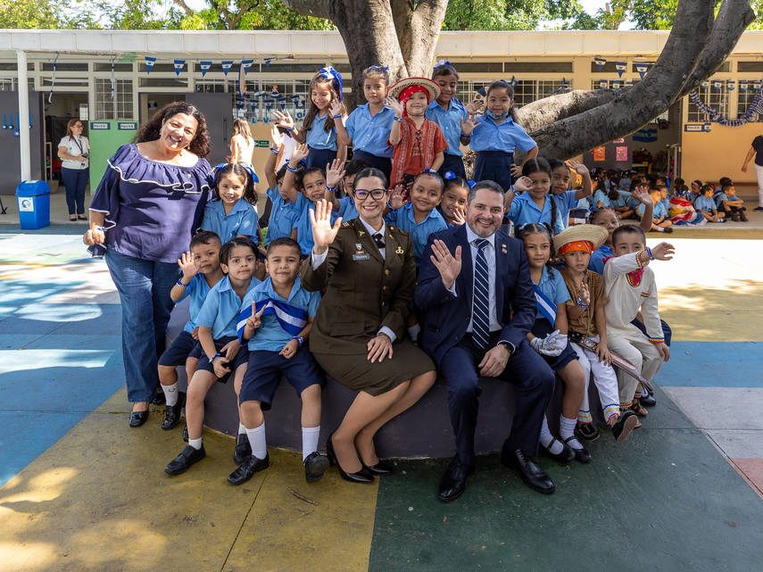 El Salvador aplica reglamento en escuelas públicas para fomentar.