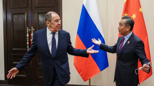 El ministro chino de Relaciones Exteriores, Wang Yi y su homólogo ruso, Serguéi Lavrov.