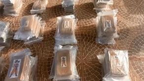 En total se decomisaron 102 paquetes rectangulares. En total se decomisaron 102 paquetes rectangulares.