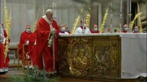 El papa celebra la misa del Domingo de Ramos en presencia de unos pocos fieles El papa celebra la misa del Domingo de Ramos en presencia de unos pocos fieles