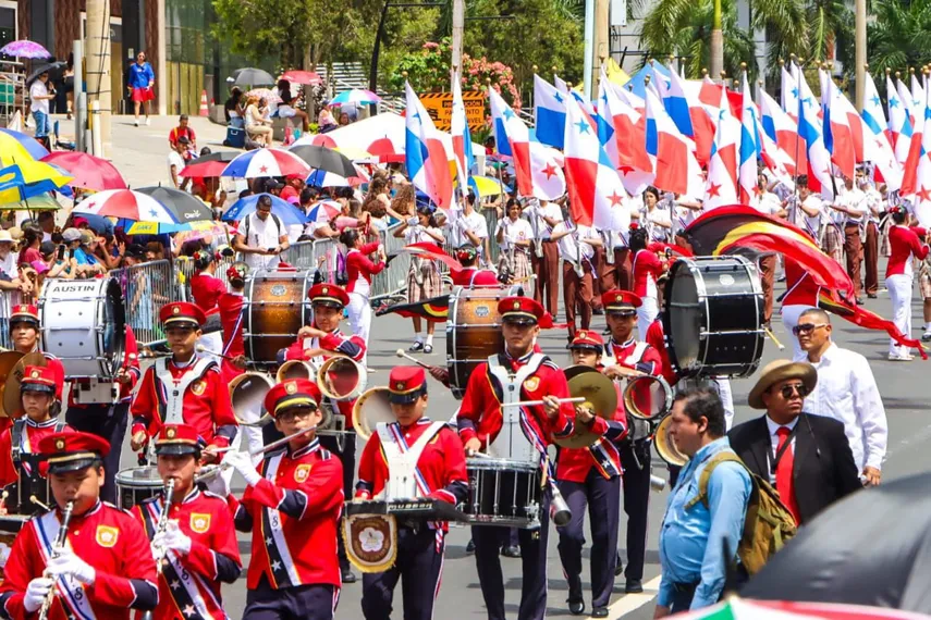 Desfile en Calle 50.