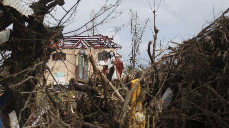 Filipinas restablece algunos servicios y continúa recogiendo cadáveres