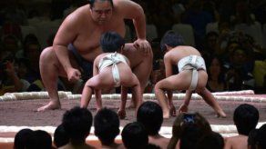 Exhibición antes de un torneo de sumo de dos días en Yakarta