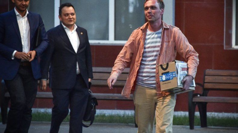 Policía rusa retira cargos de narcotráfico contra periodista detenido