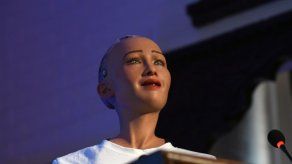 La robot Sophia tiene un mal día y no puede subirse al escenario de eMerge