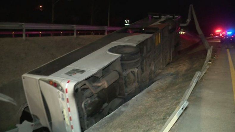 Conductor de un Metro Bus se queda dormido y se vuelca en el Corredor Sur