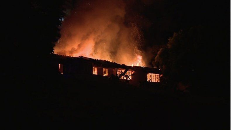Bomberos controlaron incendio registrado en residencia en La Cresta