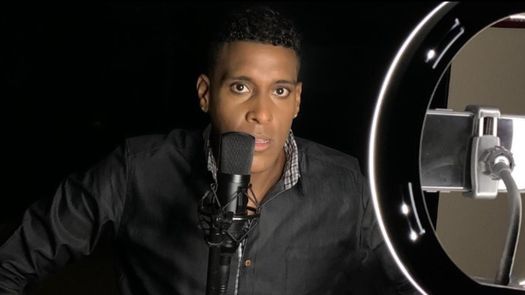 Cantante haitiano se desploma y muere en pleno concierto
