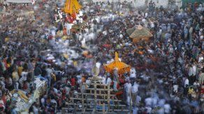 Miles de hindúes y budistas piden protección a la niña diosa de Katmandú