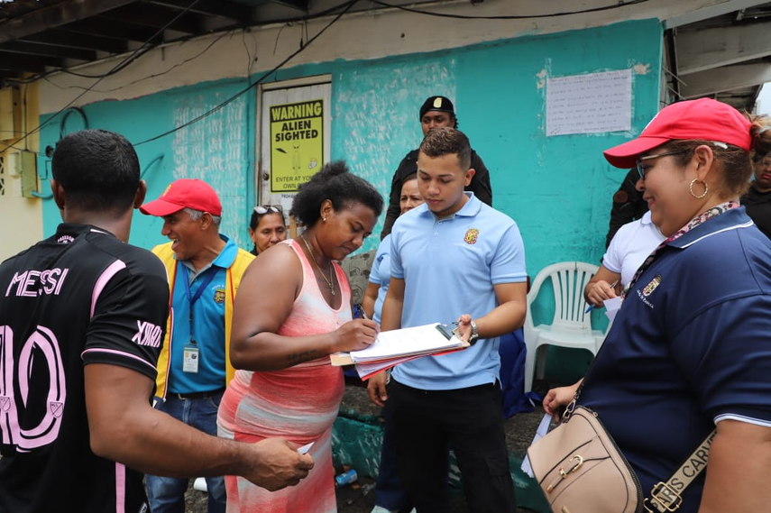 Primeros afectados por inundaciones reciben ayuda humanitaria Primeros afectados por inundaciones reciben ayuda humanitaria 