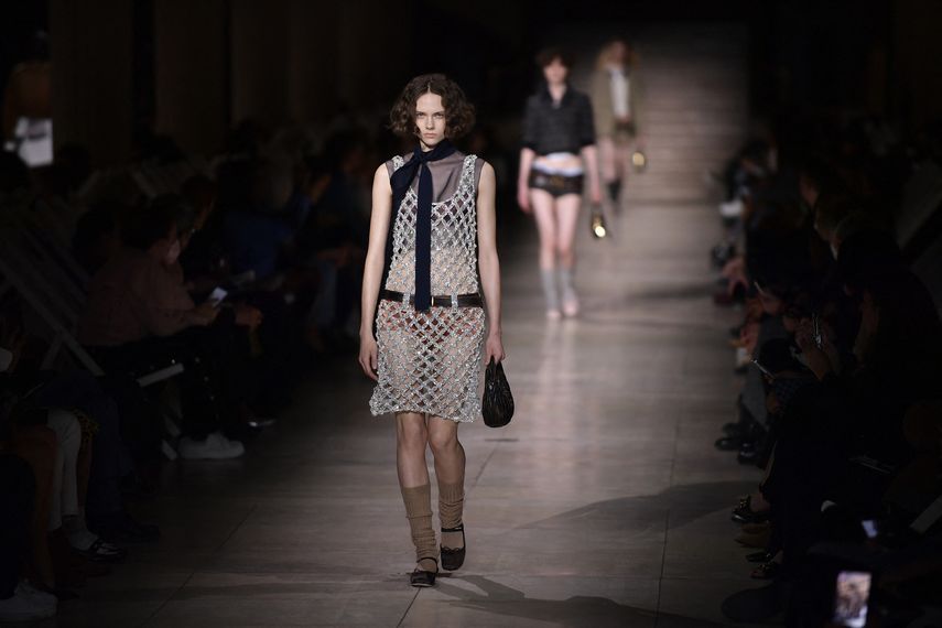 Como un espejo, la moda refleja la guerra en las pasarelas de París