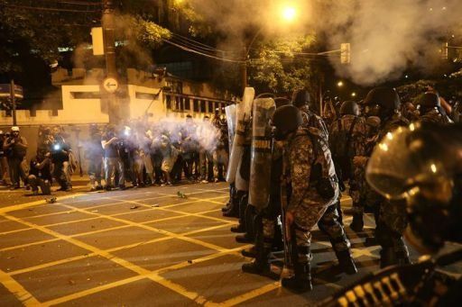 Chocan policía y manifestantes durante final de Confederaciones