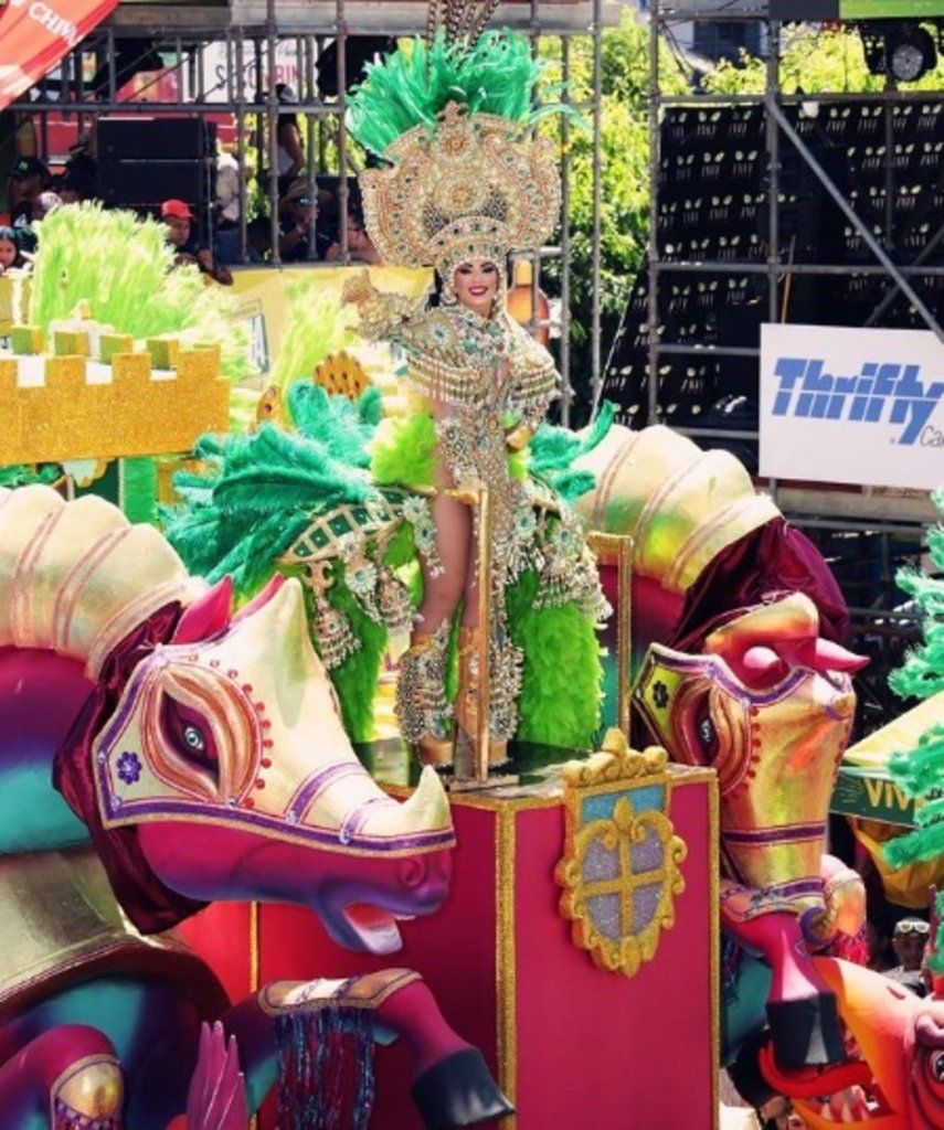 A la reina de Calle Abajo de Las Tablas se le cayó el aparejo pero siguió adelante