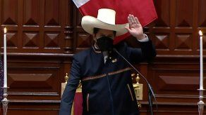 El presidente de Perú cumple un año en el poder cercado por la justicia