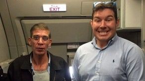 Graban momento en el que pasajero y azafata posan con secuestrador de avión