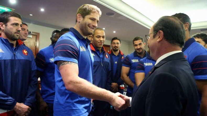 Presidente francés Hollande visita a su selección de rugby en Londres