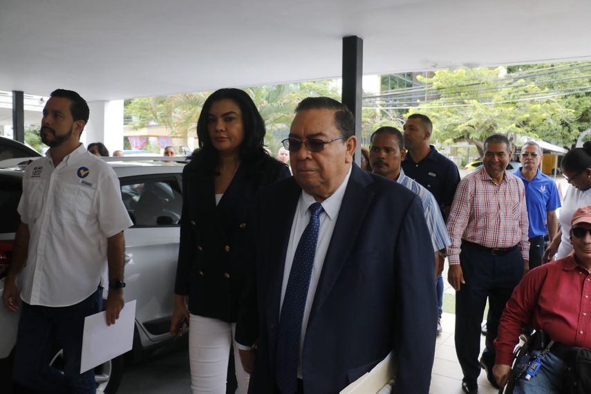 El abogado Francisco Carreira ante la Fiscalía Electoral.