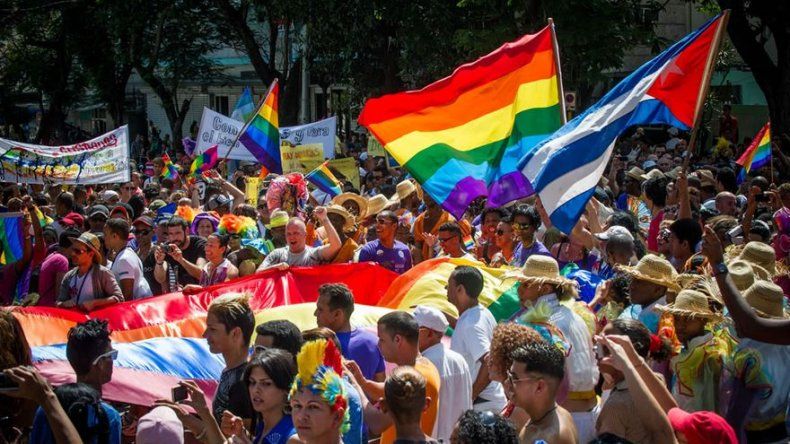 Cubanos le ponen color a marcha contra homofobia