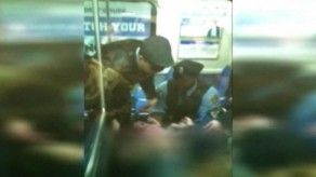 Policías ayudan en parto en tren subterráneo en Navidad