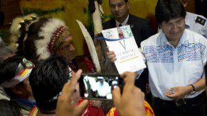 Indígenas excluidos de Cumbre entregan manifiesto a Evo Morales