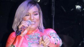 Sandra Sandoval causa furor al lucir peluca rosada en baile de pre-Carnaval
