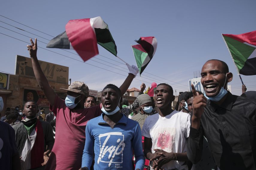 Los alzados en las protestas ondeaban banderas sudanesas y otras con retratos de personas caídas durante protestas anteriores.