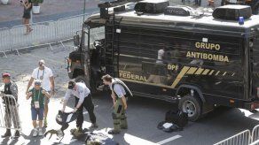 Policía realiza detonación controlada de bolsa en Río